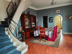 Chambre rouge dans une très belle demeure du 16ème à Saumur comprenant cuisine équipée
